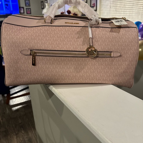 Michael Kor’s Blush Pink Large Travel Bag!!!🔥🔥🔥🔥🔥 Brand New!!!!🔥🔥🔥🔥🔥😳🔥💯💯 - Picture 2 of 7